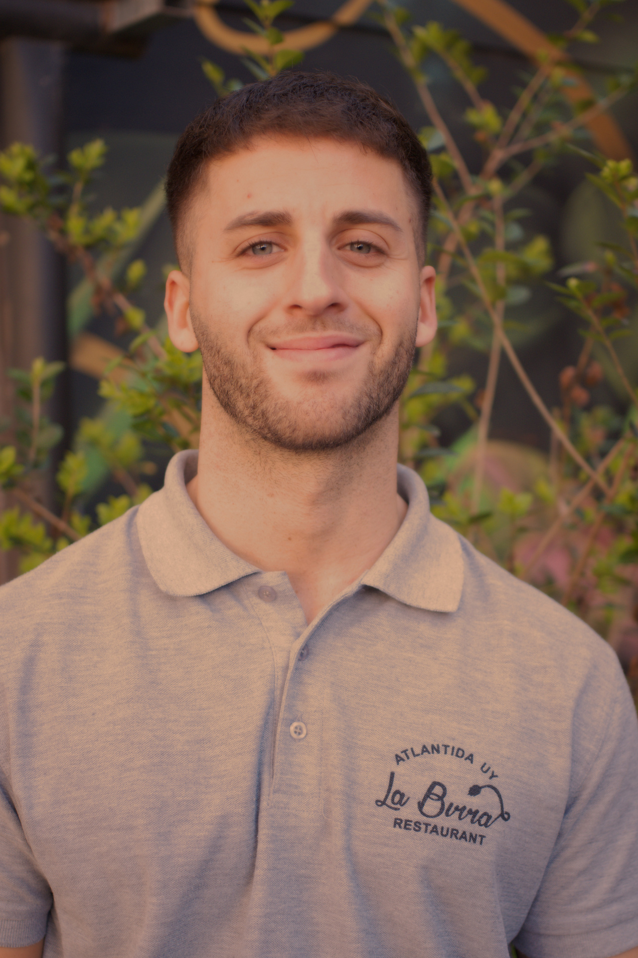 Diego, mozo de La Birra, lleva el uniforme con el logo bordado del restaurante