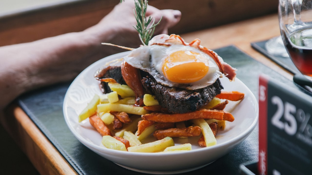 Entrecot a la riojana: el bife con huevo frito, panceta y papas