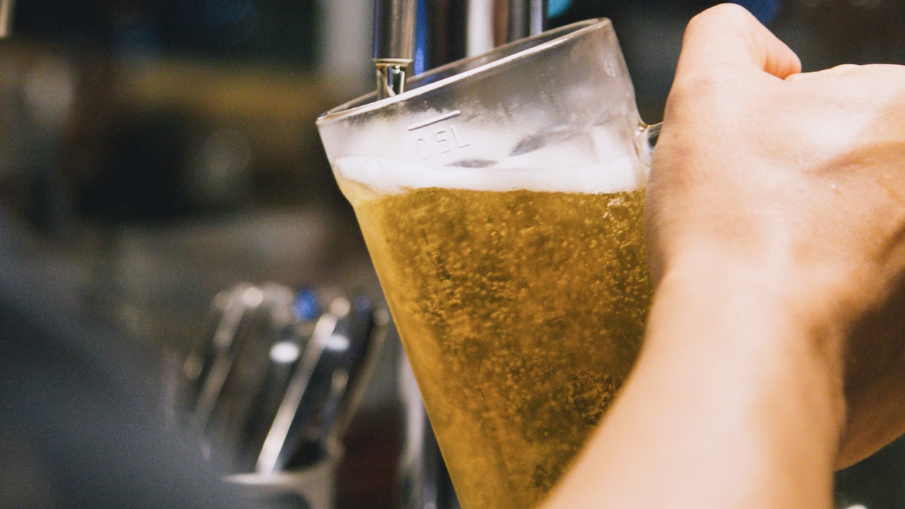 Un chop de cerveza llenándose del grifo