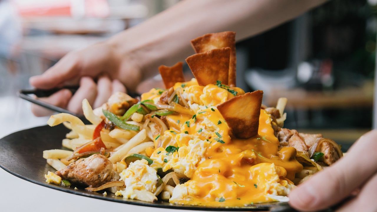 Gramajo criollo: papas, huevo y queso fundido, con nachos encima