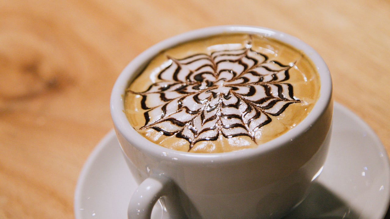 Un cortado con dibujo en la espuma